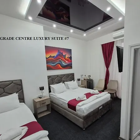 Authentic Centre With Patios In Courtyard For Smokers בית הארחה