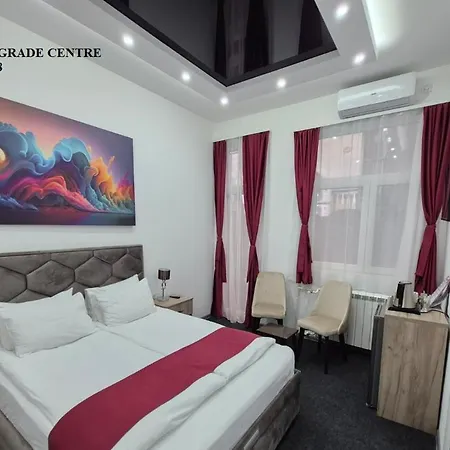 Authentic Centre With Patios In Courtyard For Smokers בית הארחה 3*